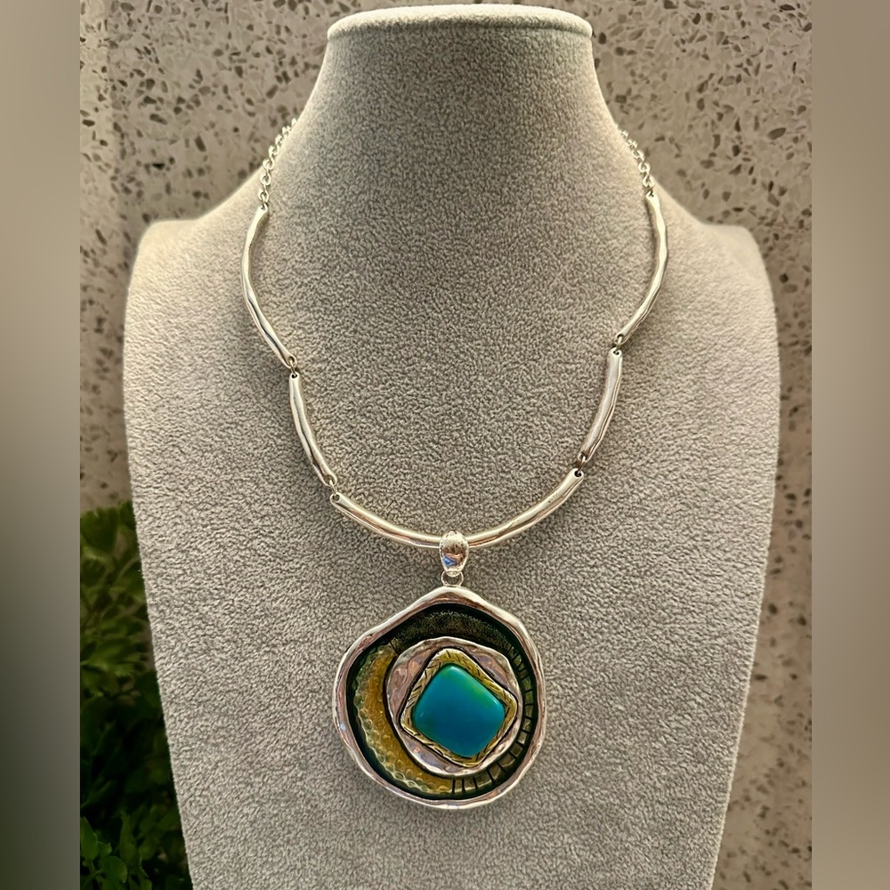 Multi color medallion pendant necklace - Picture 2 of 9